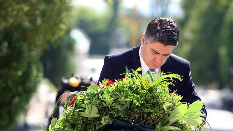 PM Milanovic lays wreaths at Mirogoj cemetery on Statehood Day